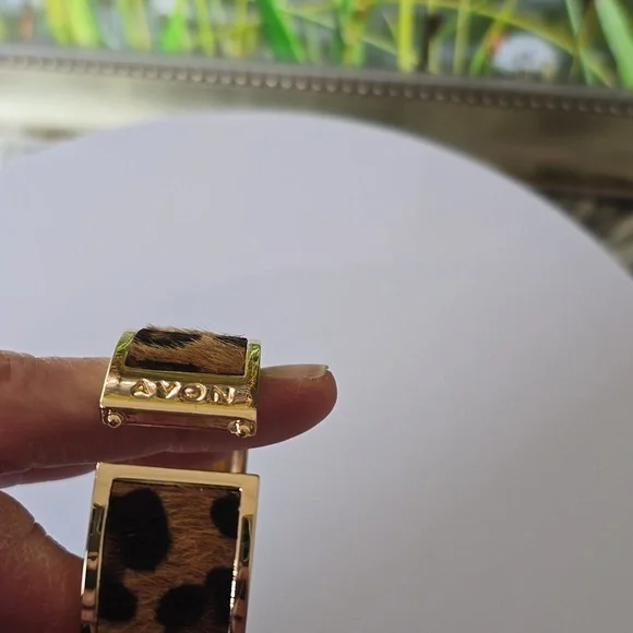 Avon Leopard Faux Fur Gold Tone Hinged Bangle Bracelet NIB - Picture 5 of 8